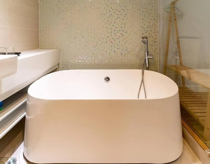 The Rixx Stylish In D1 At Ben Thanh With Netflix Pool Bathtub Ho Chi Minh City Apartment